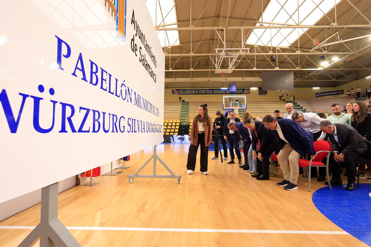La reverencia. 

Hay fotos que, tomadas en el momento exacto, no son lo que parecen, pero son. 

Autoridades y entrenadores se sentaban tras el anuncio del pabellón Würzburg Silvia Domínguez. La imagen acabó siendo una reverencia ante una reina que mira su legado y dominios.
