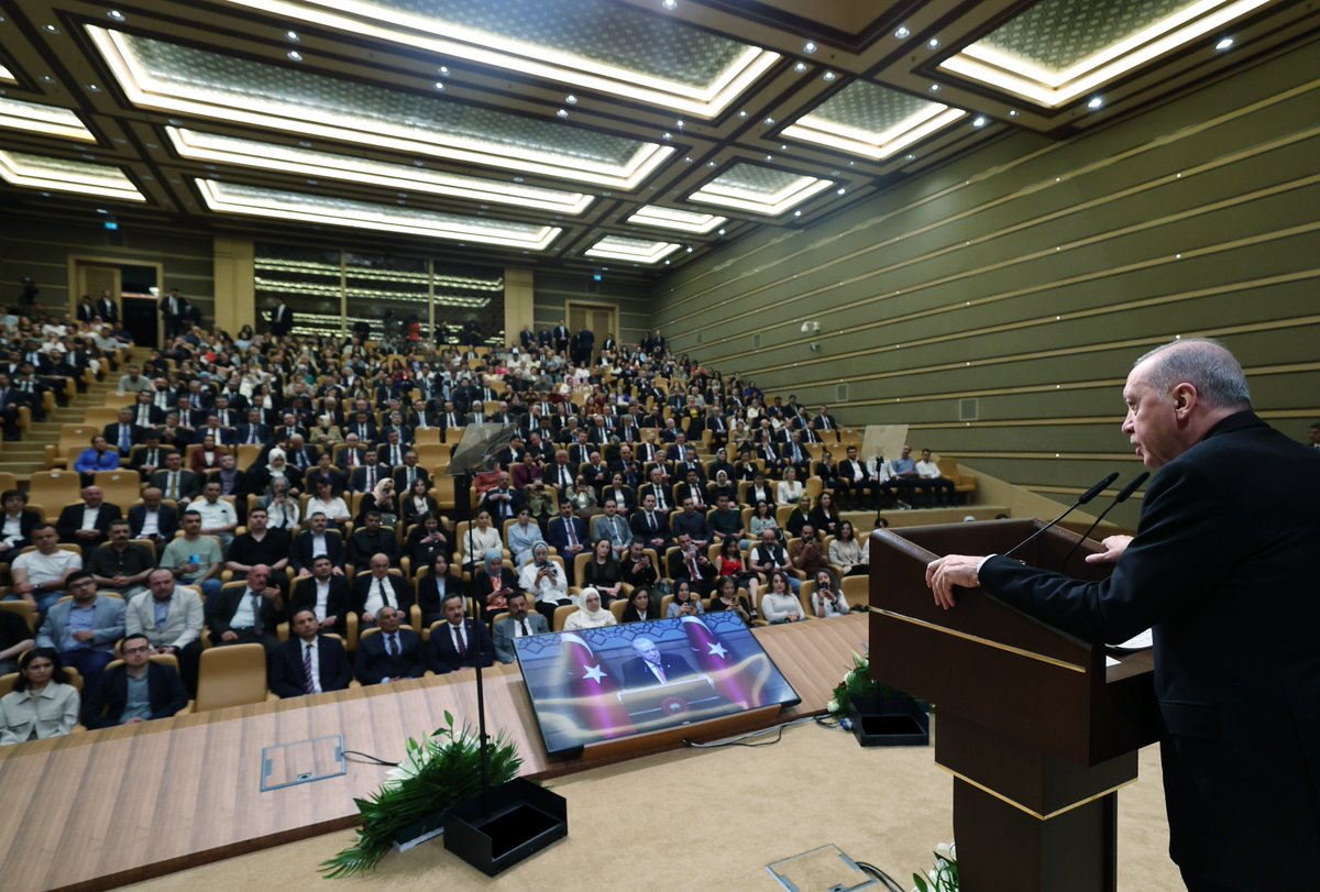 Cumhurbaşkanımız Sayın Recep Tayyip Erdoğan, Cumhurbaşkanlığı Külliyesi'nde düzenlenen Etik Eğitimi ve Etik Eğiticisi Yetiştirilmesi İşbirliği Protokolü İmza Töreni'ne katıldı.