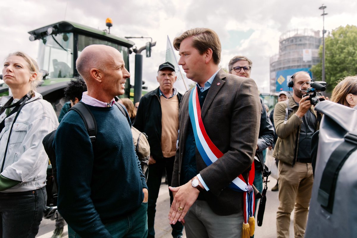 EddyCasterman's tweet photo. 🧑‍🌾🇫🇷 Soutien à nos agriculteurs, mobilisés devant l’Assemblée nationale! 

Avec mes collègues du @groupeRN_off et d’@ID_Libertes , nous étions aux côtés des agriculteurs venus soutenir la proposition de loi Duplomb et enfin alléger l’excès de norme qui étouffe l’agriculture française! 

👉 Contre l’obscurantisme vert, nous restons déterminés à défendre ce texte et à nous battre pour une agriculture souveraine, durable et compétitive.