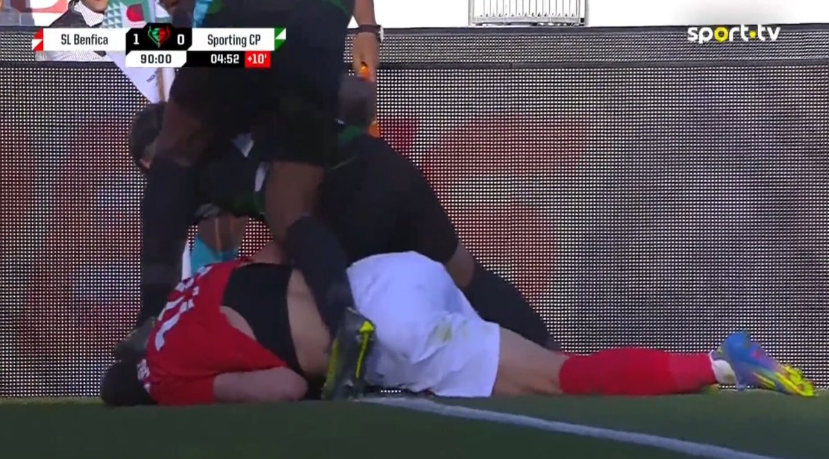 OFuraRedes's tweet photo. 3 épocas consecutivas em que o Benfica é eliminado da Taça de Portugal com erros grosseiros de arbitragem.

É muito azar... https://t.co/nx4oVQyeBD