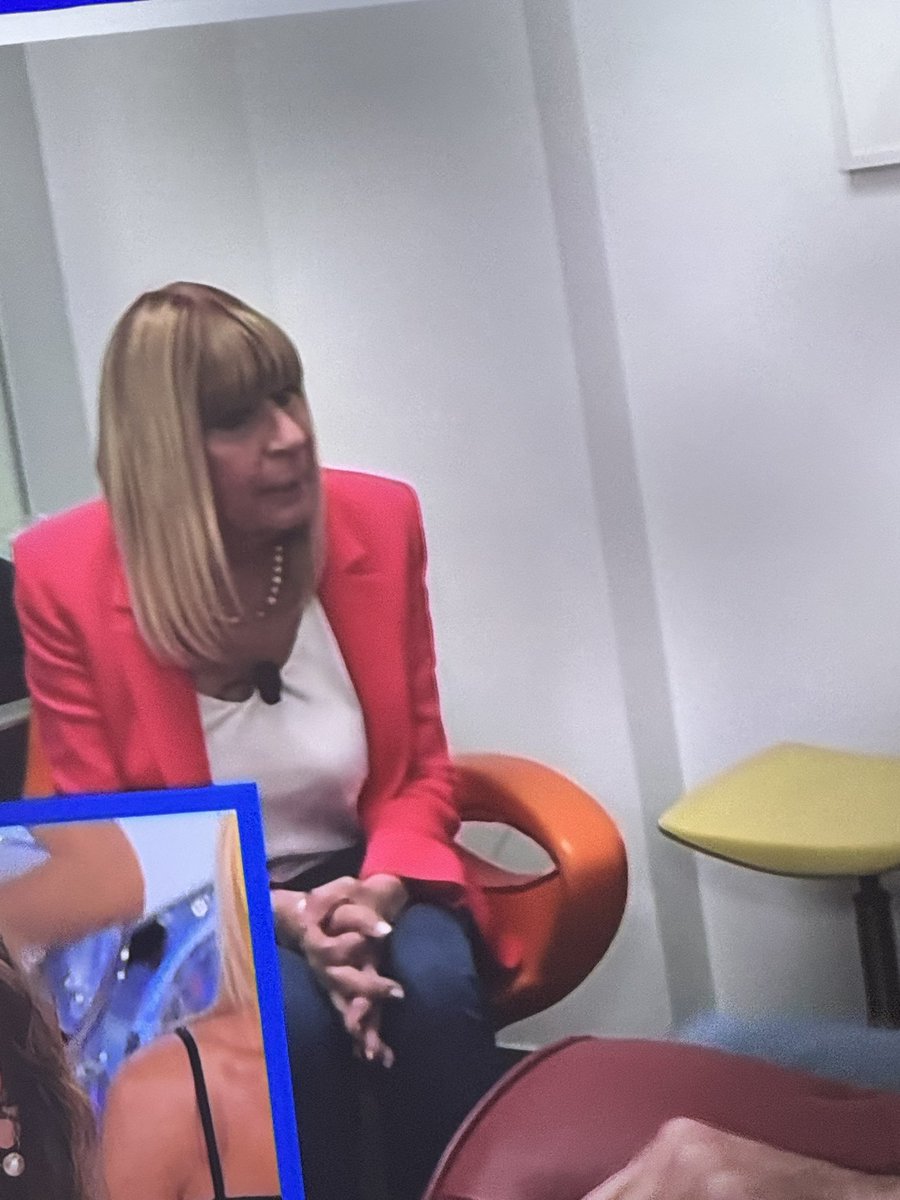 #uominiedonne 
DONNA RIDICOLA E SENZA DIGNITÀ. 
CHE VERGOGNA PER TUTTO IL GENERE FEMMINILE.