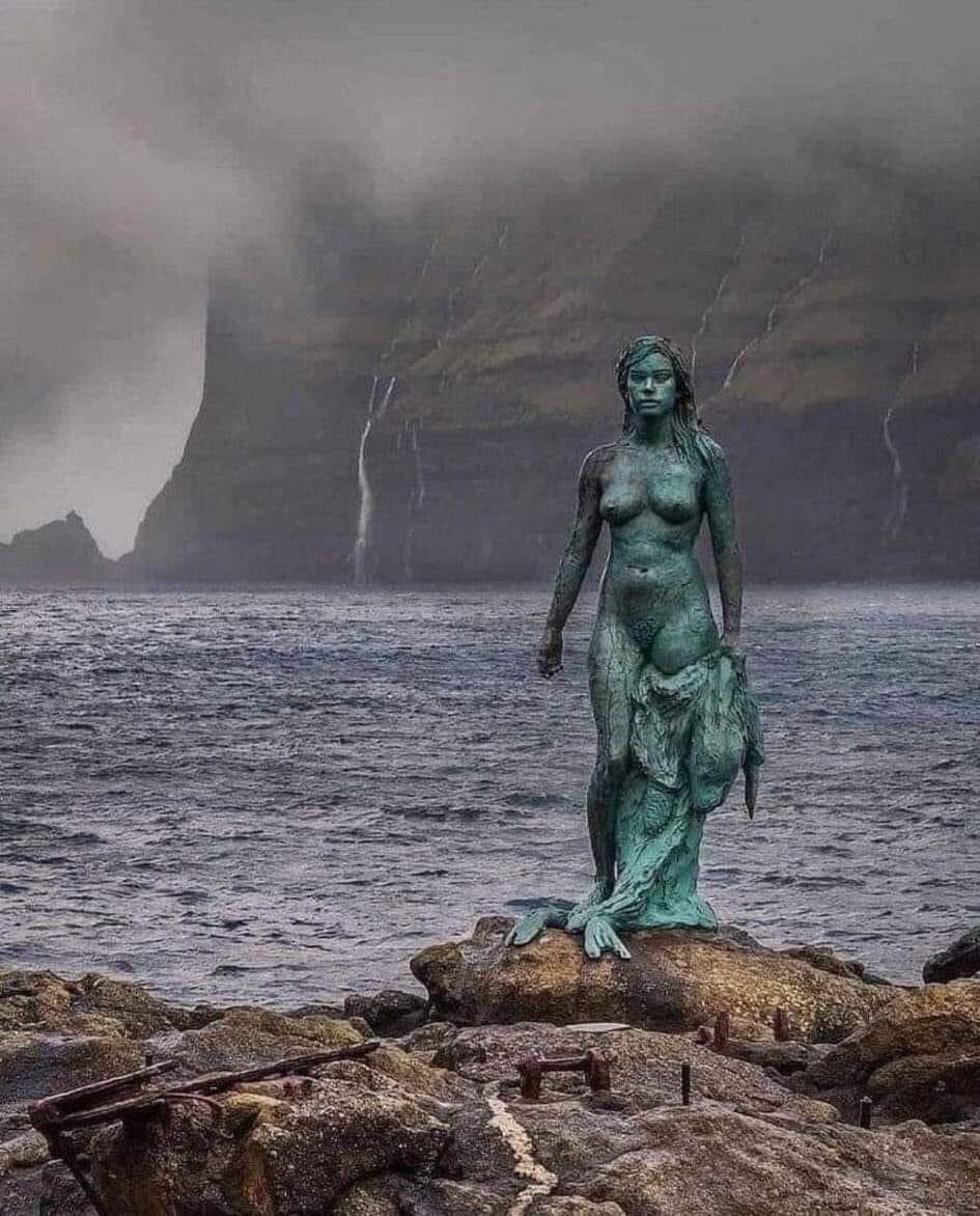 La leyenda del sello Kopakanan 

En la isla de Kalsoy o "isla de hombres", en Dinamarca, hay una rara leyenda relacionada con la foca (Selkie) Kópakonan.

Érase una vez, en esta isla se creía que, los que murieron de muerte violenta o por suicidio, se convirtieron en una foca.