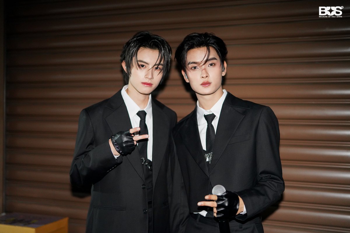 ✨ BACKSTAGE
#GOTCHAPOP3xBUS 📸 (2/3)

เนื่องจาก ALAN ไม่สบาย จึงทำให้ไม่สามารถเข้าร่วมงานในวันนี้ได้ครับ

#GOTCHAPOP3
#BUSbecauseofyouishine
