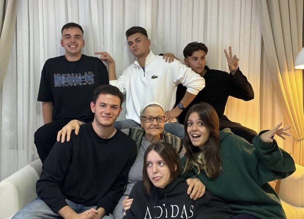 Bir babaanne ve torunları yıllar sonra yeniden bir arada...