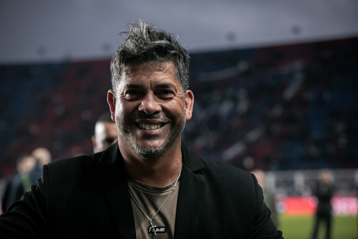 Buen día buen día, dos finalistas mirándose fijamente 👀

#VamosCalamares🦑