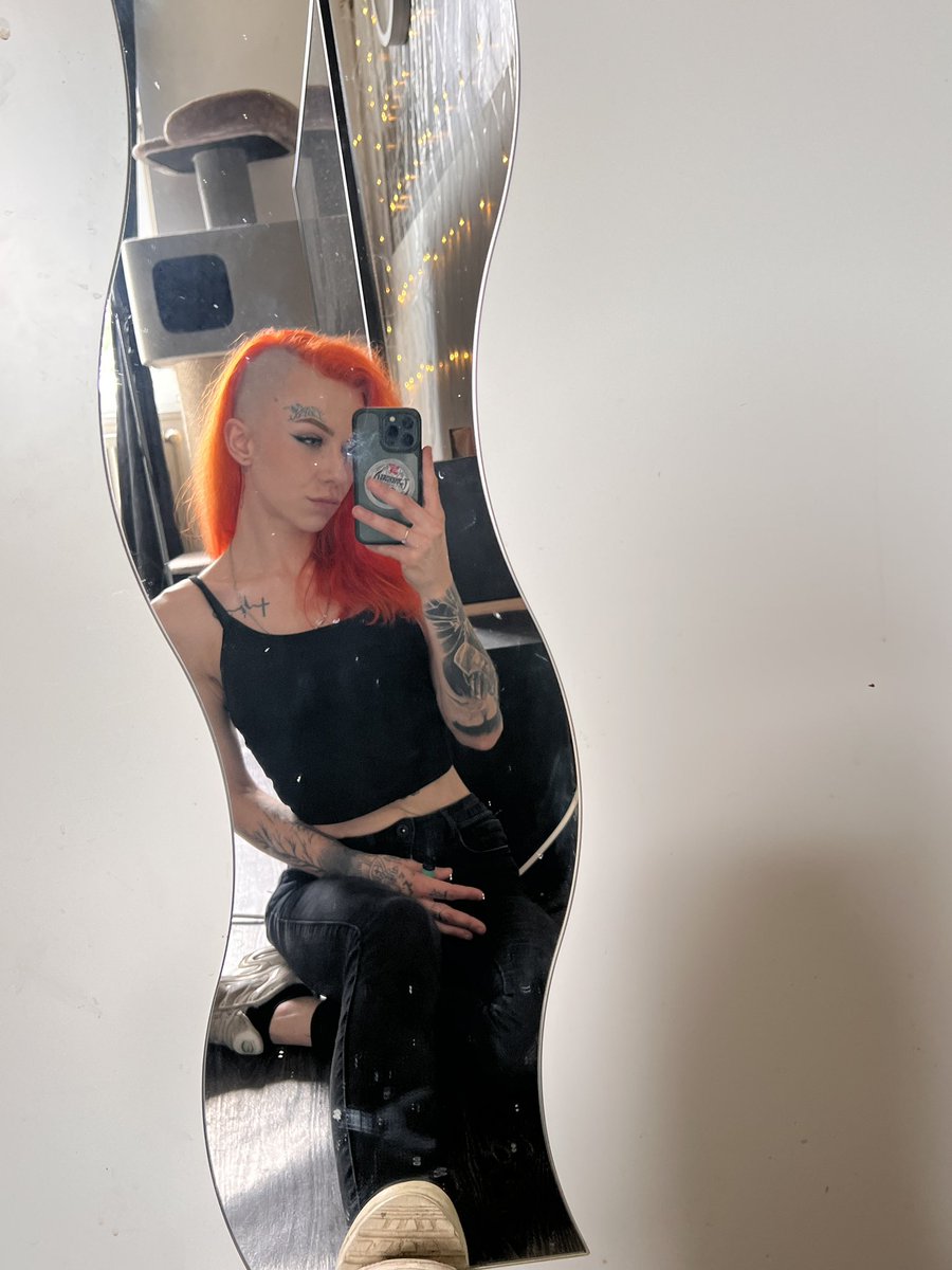 Meri_Je_yo's tweet image. Wear my sidecut like a Crown. 
Komm und zeig dich wenn DU dich traust😏
#femdom #findom #sidecut #latex #leder #domina