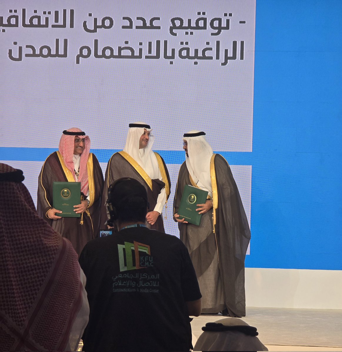 Redha44W's tweet photo. تم بحمده تعالى اليوم الاثنين ٢٦ مايو ٢٠٢٥ من ضمن جدول اعمال افتتاح منتدى الأحساء صديقة الطفل والذي اقيم في فندق مكان توقيع مذكرة تفاهم بين #مؤسسة_رضا_الوقفية و أمانة الأحساء وذلك لدعم العمل و الشراكة المجتمعية للانشطة والمبادرات الغير ربحية  وبمايخدم المجتمع الاحسائي وبما يتوافق مع رؤية المملكة ٢٠٣٠