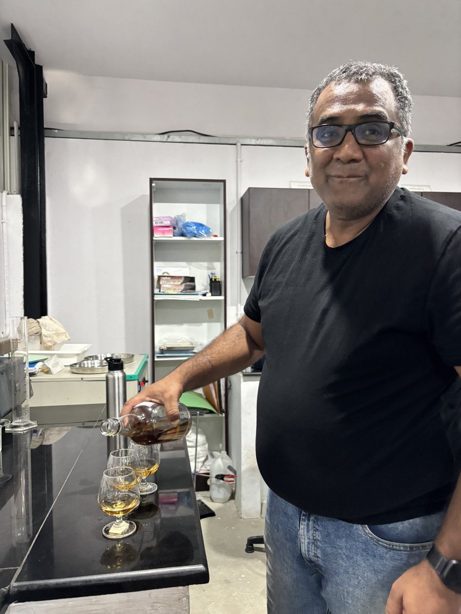 chhuti_is's tweet image. The magic and the magician. @Arunaurs what an amazing one you’ve created.