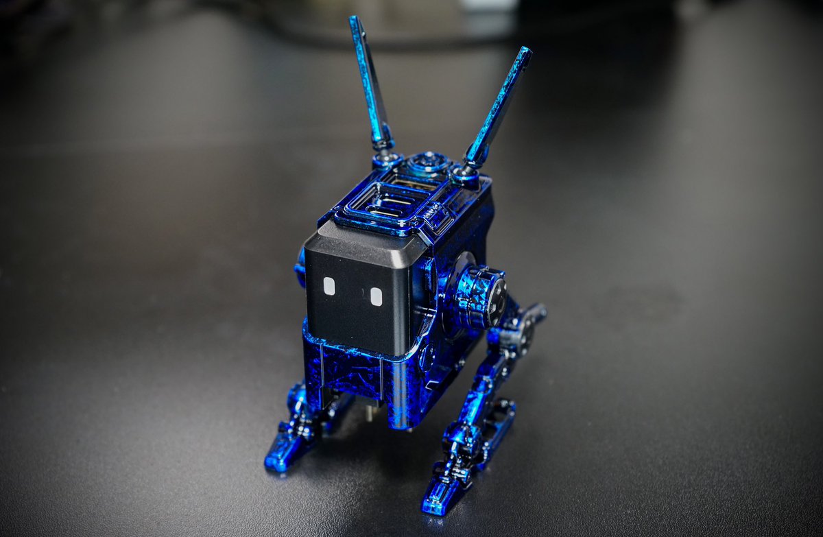 以前頂いた<a href="/GravaStar_/">GravaStar</a> 様のALPHA65塗装しちゃった😎

ロボット型充電器かわいいのでオススメです！
現在、Amazonと楽天で30%offセールやってるので買うなら今😌

amazon.co.jp/dp/B0BZPJY72Z

item.rakuten.co.jp/gravastar/alph…