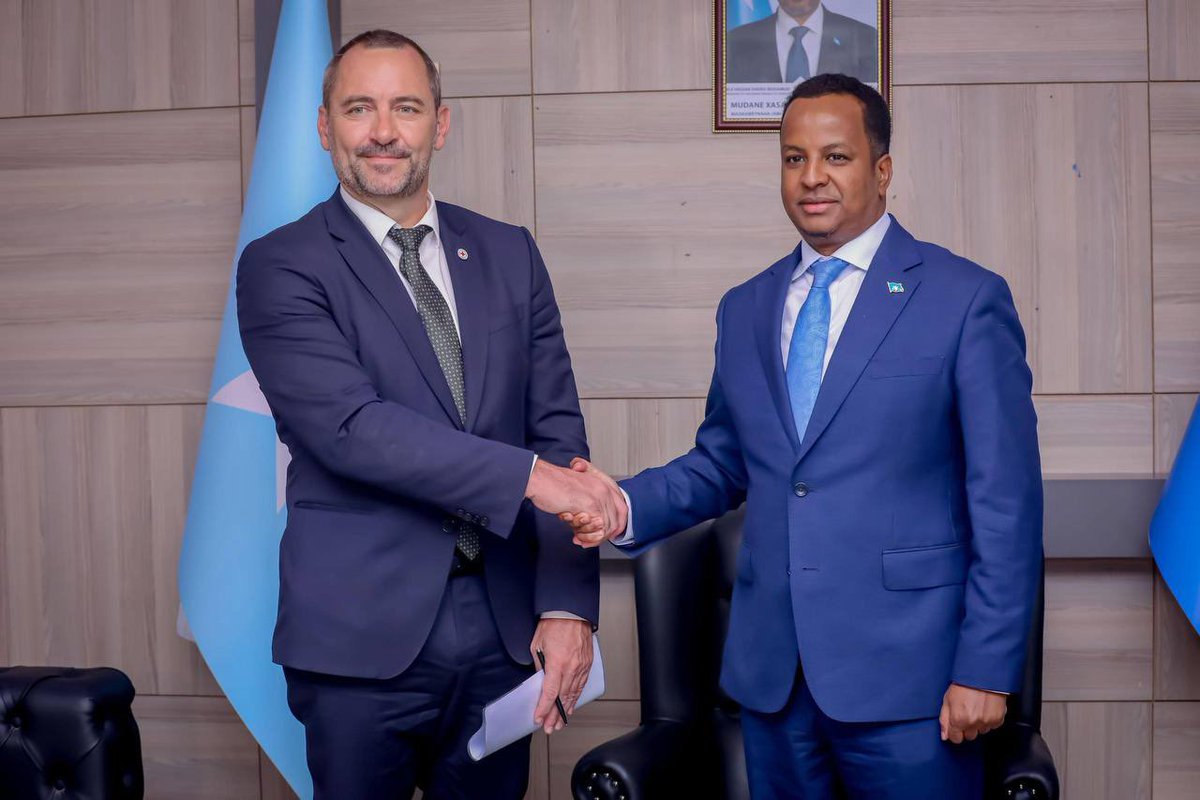 FM H.E. <a href="/AbdisalamDhaay/">Abdisalam Ali</a> received Mr. Antoine Grand <a href="/AGrandICRC/">Antoine Grand</a> Head of ICRC Somalia , for a courtesy visit in #Mogadishu.

The meeting focused on strengthening humanitarian cooperation and expanding ICRC’s equitable service delivery across #Somalia. Both sides reaffirmed their