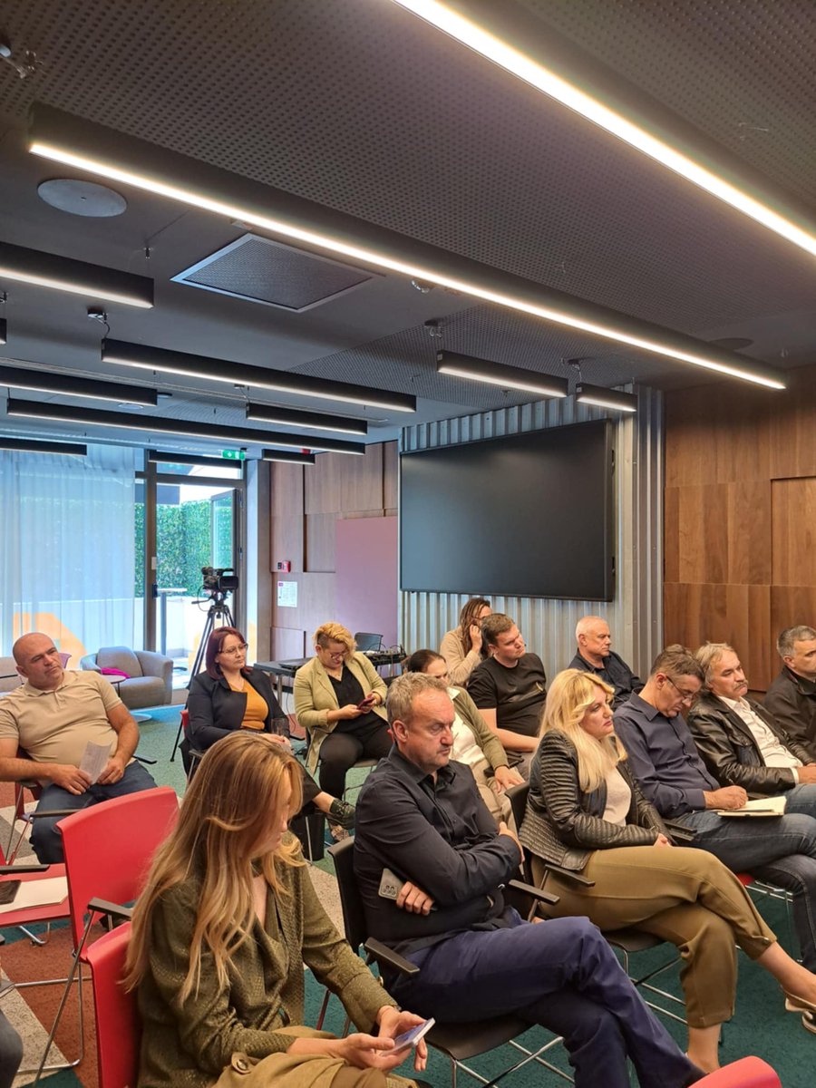 PRO_Programme's tweet image. Održana je završna radionica o unapređenju položaja sakupljača otpada.

Razmatrani su modeli javno-privatnih partnerstava za ekonomsko osnaživanje sakupljača čije bi funkcionisanje predstavljalo opštu dobrobit za celokupnu lokalnu zajednicu. ♻️ #PROprogram #switzerlandinserbia