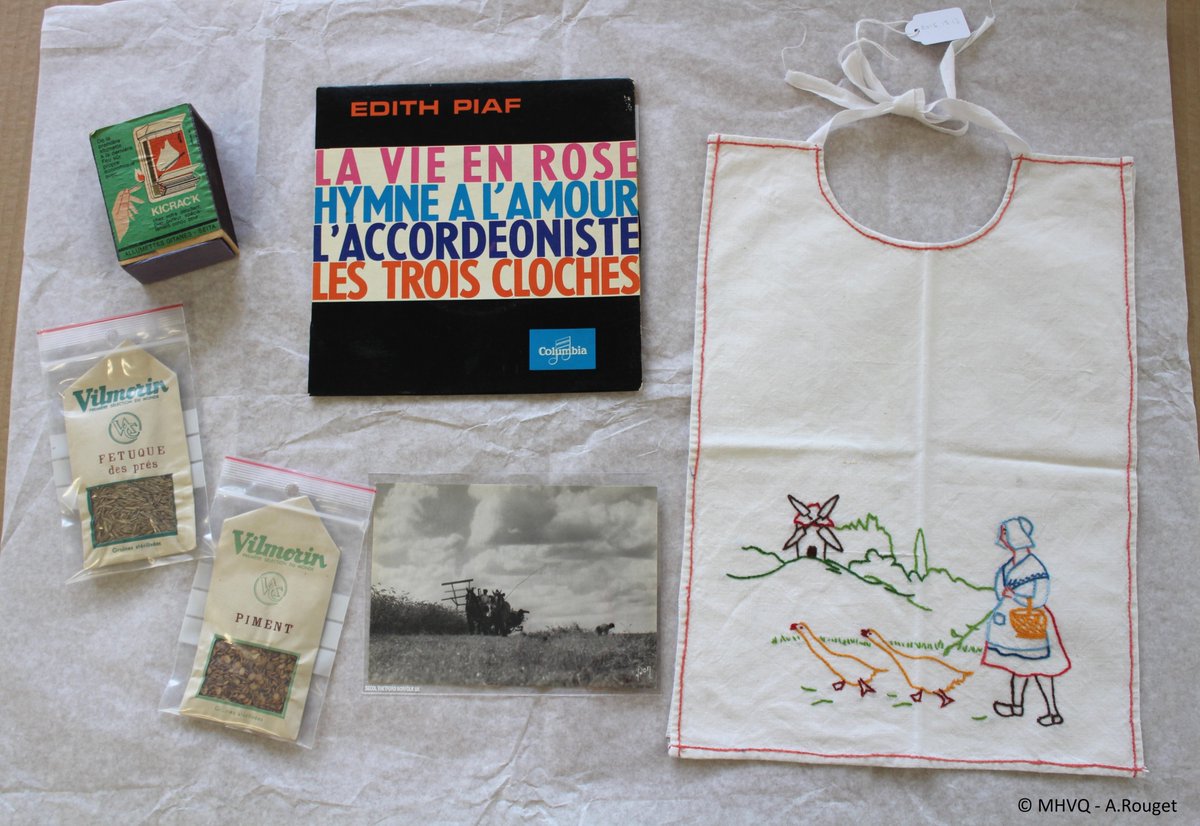 En ce #JourDeFermeture, l'équipe du #musée prépare la prochaine rotation des collections en papier et en textile du parcours permanent. De nouveaux objets seront bientôt présentés dans les vitrines de la cuisine, de l'agriculture, de la #musique, et de la #puériculture. 😀