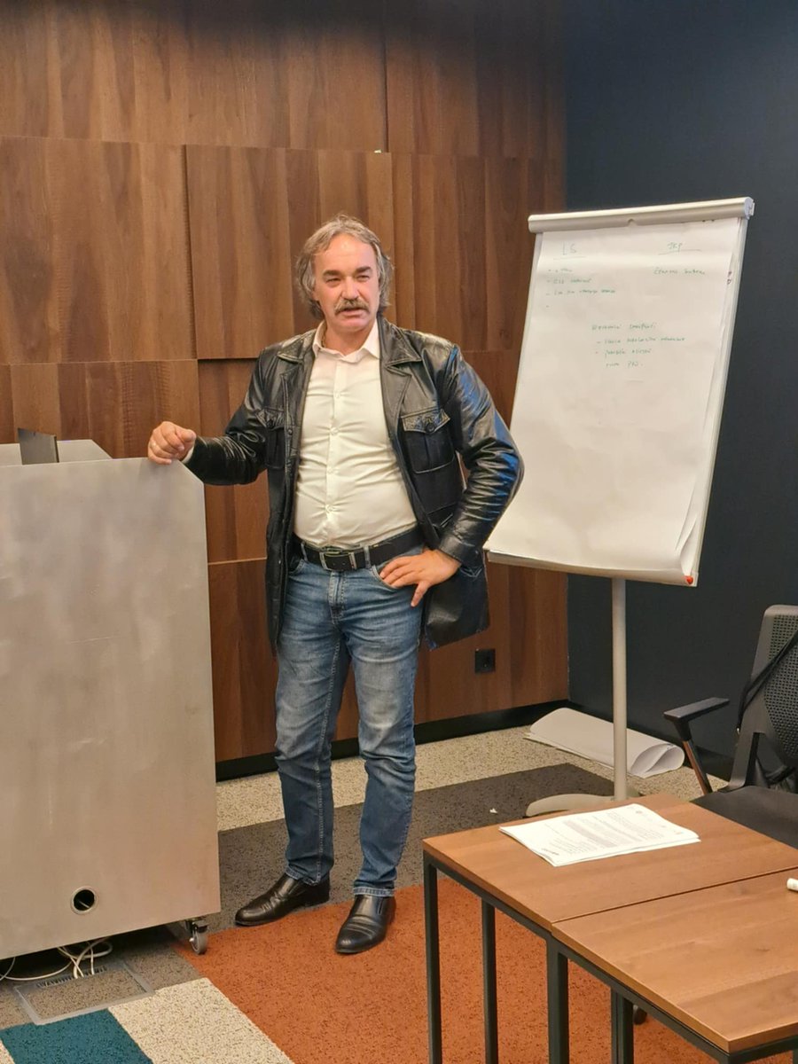 PRO_Programme's tweet image. Održana je završna radionica o unapređenju položaja sakupljača otpada.

Razmatrani su modeli javno-privatnih partnerstava za ekonomsko osnaživanje sakupljača čije bi funkcionisanje predstavljalo opštu dobrobit za celokupnu lokalnu zajednicu. ♻️ #PROprogram #switzerlandinserbia