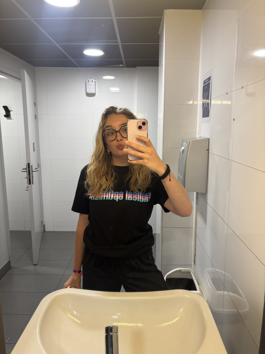 emrxel's tweet image. even at school 
#DuaLipa #RadicalOptimismTourParis
@TeamDuaHQ