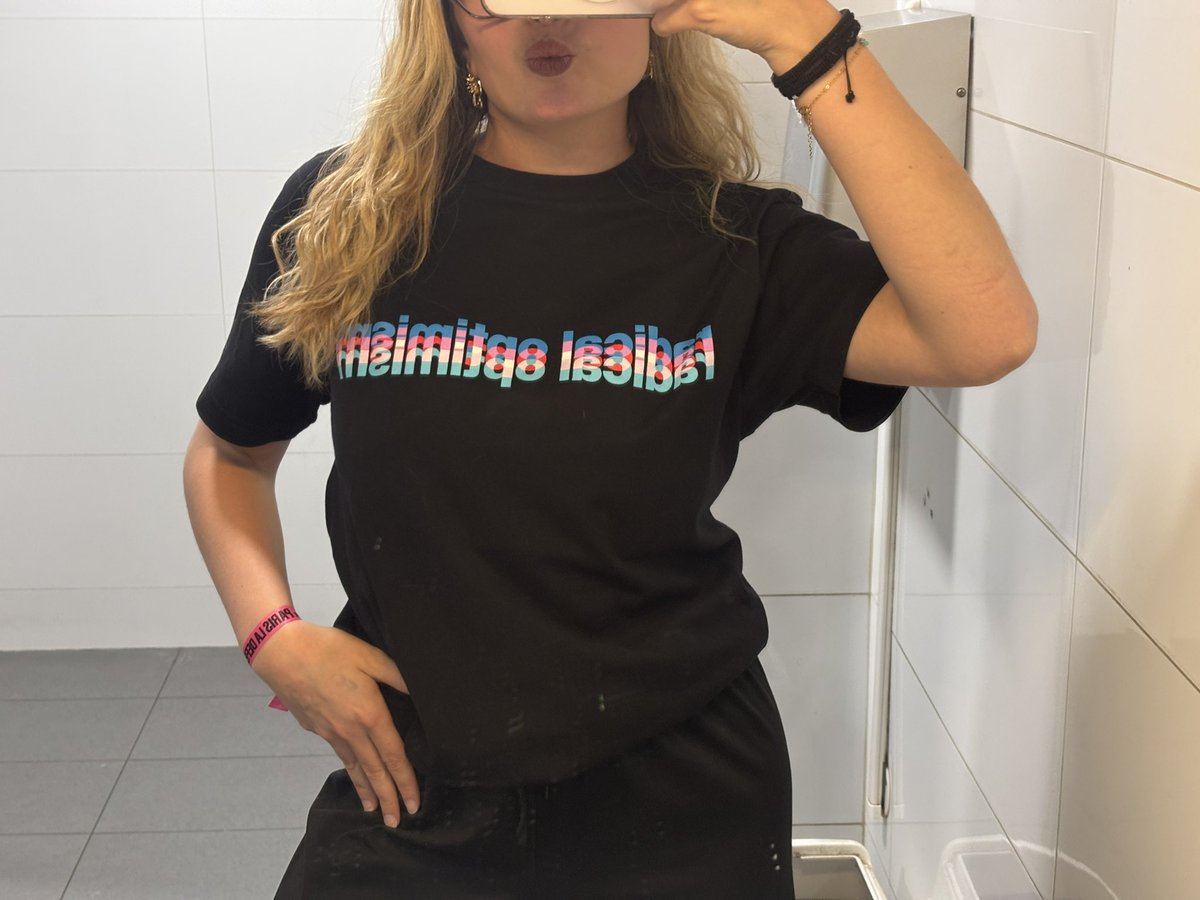 emrxel's tweet image. even at school 
#DuaLipa #RadicalOptimismTourParis
@TeamDuaHQ