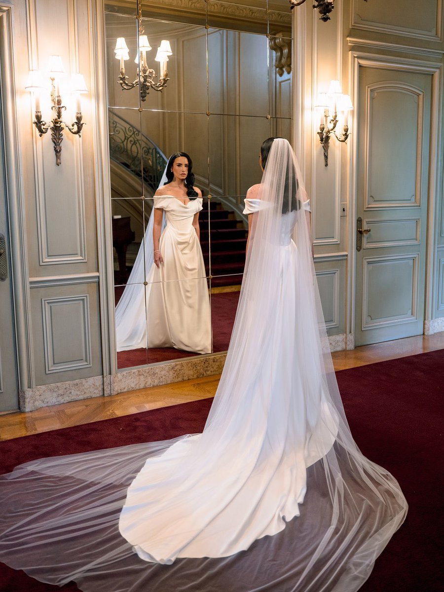 #DemiLovato looks beautiful in her #wedding day photos 🤍