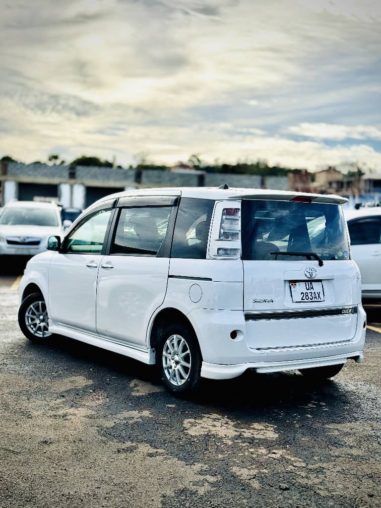 ✅️Sienta 1.5cc at 30.5m 
✅️2011 model 
✅️Fuel:Petrol 
✅️7 seater 
✅️0775721536