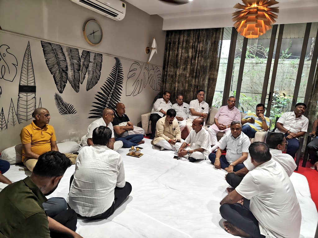 छत्तीसगढ़ के वरिष्ठ भाजपा नेता एवं रायपुर के सांसद श्री बृजमोहन अग्रवाल जी के पूज्य पिताजी, वरिष्ठ समाजसेवी, गौ सेवक, अग्रवाल समाज के संरक्षक श्री रामजीलाल जी अग्रवाल जी का निधन कल हो गया था।

आज रायपुर में उनके निवास पहुंचकर दिव्यात्मा को पुष्पांजलि अर्पित किया एवं परिजनों से