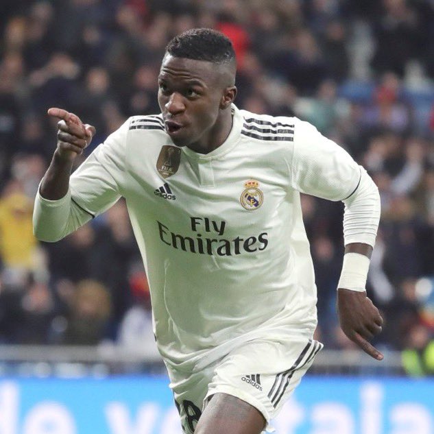 Kenpachi1070's tweet photo. 🗣️ Vinicius Jr en 2018 : “Beaucoup de dribbles pour rien, il ne marque même pas un but.”

🗣️ Lamine Yamal en 2025 : “Peu importe s’il ne marque pas, il a 17 ans et ce qui compte, c’est qu’il dribble beaucoup.” https://t.co/ltsglSwcXS