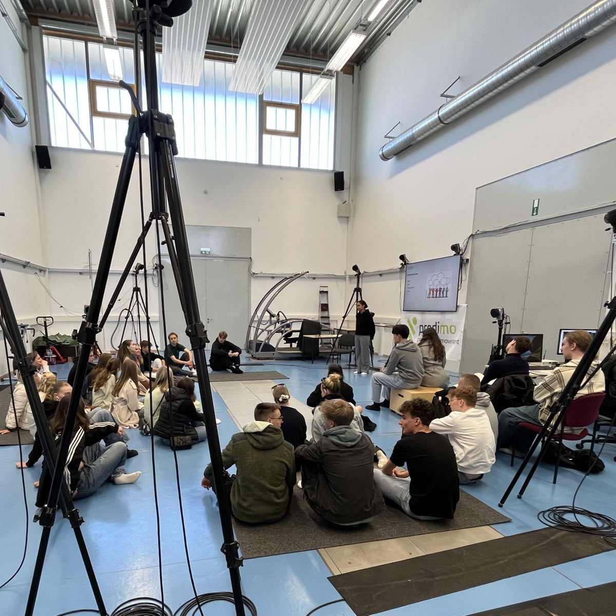 We welcomed students from Kopernikus Gymnasium (Rheine) and their Finnish partner school “Sotunkin Lukio” as part of an ERASMUS+ project. In our movement lab, they explored balance and motion experiments using force plates and motion capture - true to the motto: “Sport connects.”