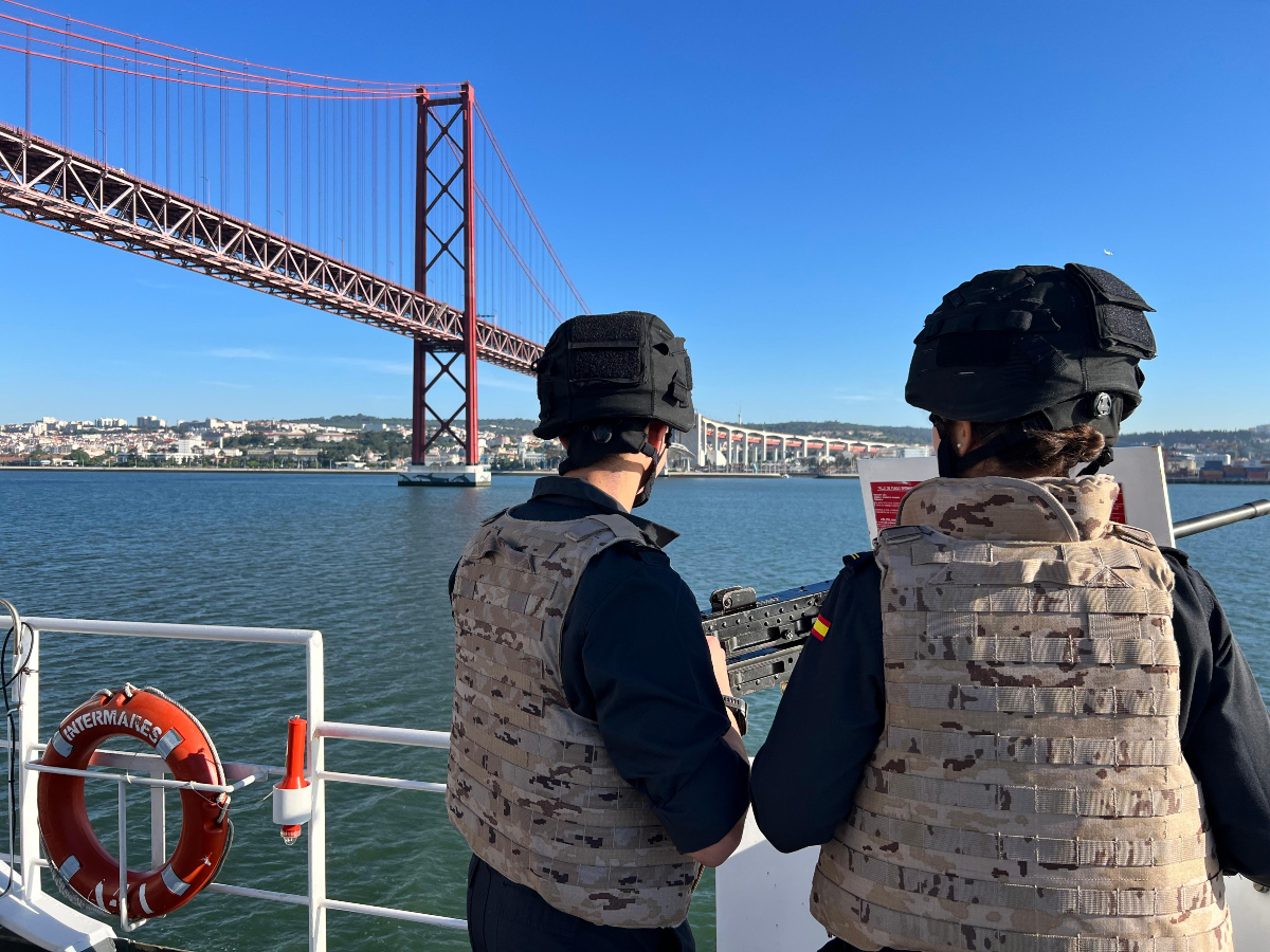 Armada_esp's tweet photo. A bordo del buque escuela de cooperación pesquera #Intermares, nuestros alumnos aprenden de forma práctica lo que es entrar en puerto garantizando la protección del barco.
#SomosLaArmada⚓🇪🇸 https://t.co/PmVfMK5pJv