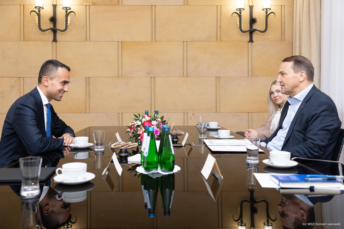Ministerstwo Spraw Zagranicznych RP 🇵🇱 (@msz_rp) on Twitter photo Min. <a href="/sikorskiradek/">Radosław Sikorski 🇵🇱🇪🇺</a> spotkał się ze Specjalnym Przedstawicielem 🇪🇺 w regionie Zatoki Perskiej <a href="/EUSR_Gulf/">Luigi Di Maio</a> Luigim Di Maio.
Rozmowa dotyczyła:
🔹wspólnej polityki państw 🇪🇺 wobec współpracy z państwami Zatoki
🔹rozwiązania dwupaństwowego w konflikcie Izrael-Palestyna Min. <a href="/sikorskiradek/">Radosław Sikorski 🇵🇱🇪🇺</a> spotkał się ze Specjalnym Przedstawicielem 🇪🇺 w regionie Zatoki Perskiej <a href="/EUSR_Gulf/">Luigi Di Maio</a> Luigim Di Maio.
Rozmowa dotyczyła:
🔹wspólnej polityki państw 🇪🇺 wobec współpracy z państwami Zatoki
🔹rozwiązania dwupaństwowego w konflikcie Izrael-Palestyna