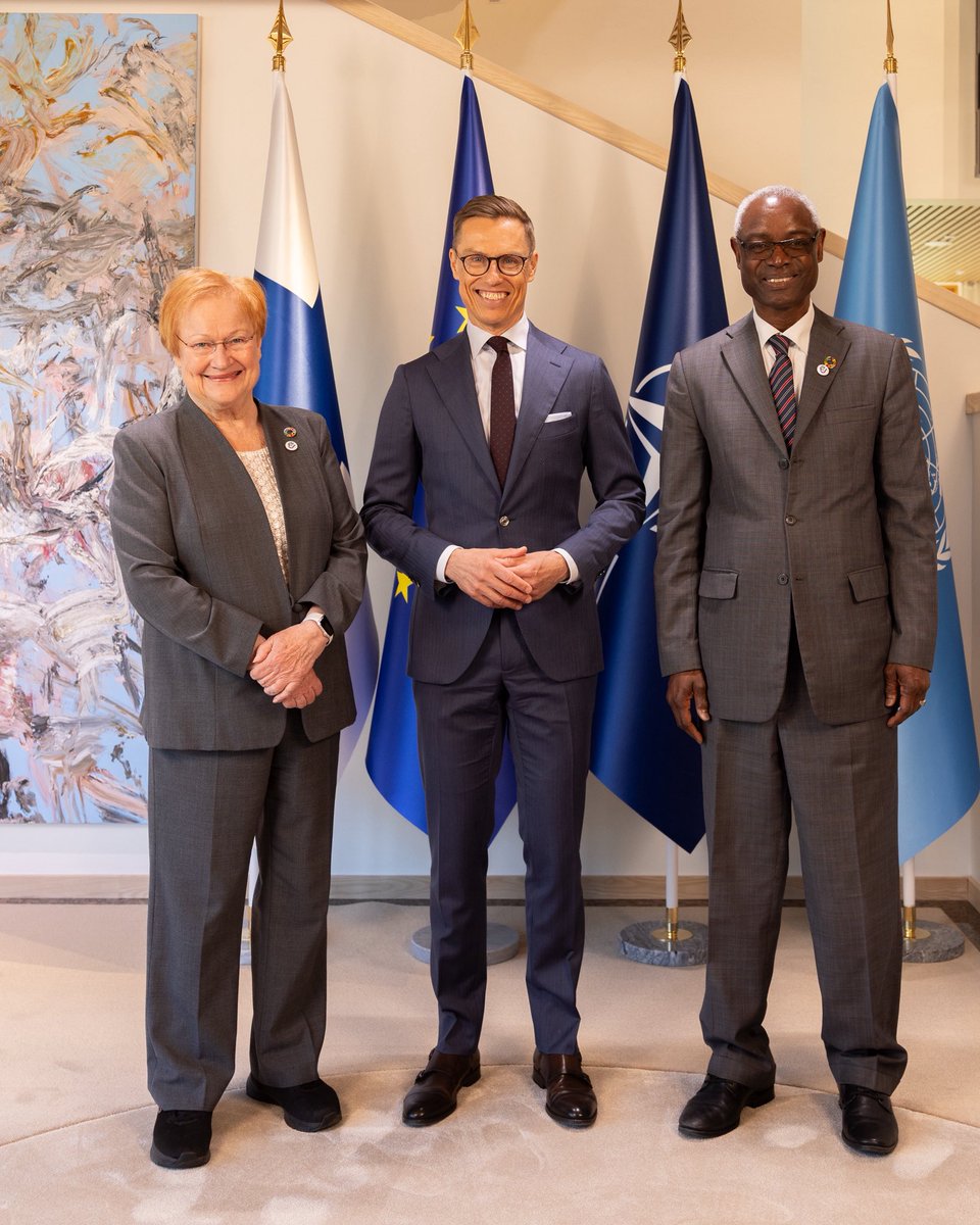 Tasavallan presidentti @AlexStubb tapasi presidentti <a href="/TarjaHalonen/">Tarja Halonen</a> kanssa YK:n aavikoitumissopimuksen pääsihteeri <a href="/ibrahimthiaw/">Ibrahim Thiaw</a>.

Aavikoituminen on maailmanlaajuinen ympäristöongelma.

Presidentti Halonen työskentelee YK:n aavikoitumissopimuksen hyväntahdon lähettiläänä.
