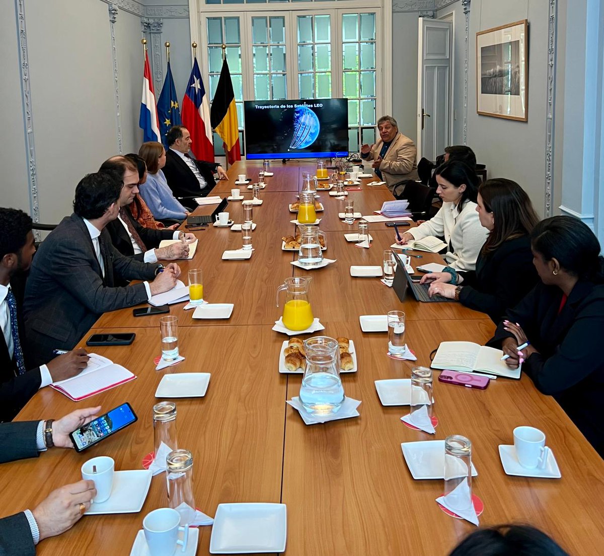 Esta mañana, en nuestra Misión, el Dir. Científico del <a href="/CMMUChile/">Centro de Modelamiento Matemático</a> expuso a representantes de Am. Latina y el Caribe el <a href="/CopernicusLACCL/">CopernicusLAC Chile</a> y las posibilidades de cooperación que ofrece el Centro junto con la UE para trabajar con los países de nuestra región