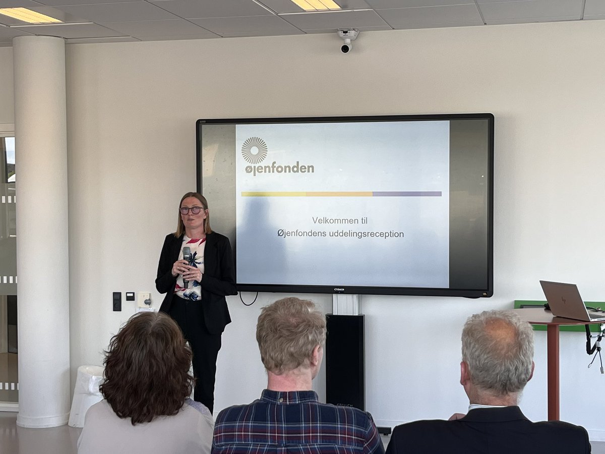 I dag er en festdag i <a href="/DKblind/">Dansk Blindesamfund</a> - vi har nemlig glæden af at uddele midler til nogle af de dygtige øjenforskere, som hver dag arbejder for at forebygge og behandle synstab blandt danskerne. I år bliver der uddelt 2,4 mio. kr. til 7 projekter inden for glaukom og synsrehabilitering