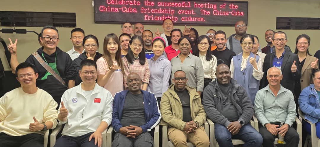 La BMC en Francistown, Botsuana, realiza actividad conjunta con el equipo chino y la dirección del Hospital de Referencia Nyangabwe, en saludo al 62 aniversario de la colaboración médica cubana en el mundo. #CubaCoopera  <a href="/Colaboracionqba/">Unidad Central de Cooperación Médica 🇨🇺</a> <a href="/SMCUCCM/">SMC UCCM</a>