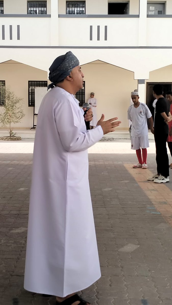 EduGovDkh4806's tweet photo. 🔷| نظمت مدرسة فنجاء للتعليم الأساسي يوما ثقافيًا ورياضيًا لطلاب الصف العاشر
 احتفاءً بانتهاء مسيرتهم التعليمية في المدرسة. تضمن اليوم العديد من الفعاليات وذلك تحت رعاية الأستاذ خدابخش البلوشي، وبعد انتهاء الفعاليات، شارك الطلاب مع معلمي المدرسة في تناول وجبة الغداء. https://t.co/b797577BFE