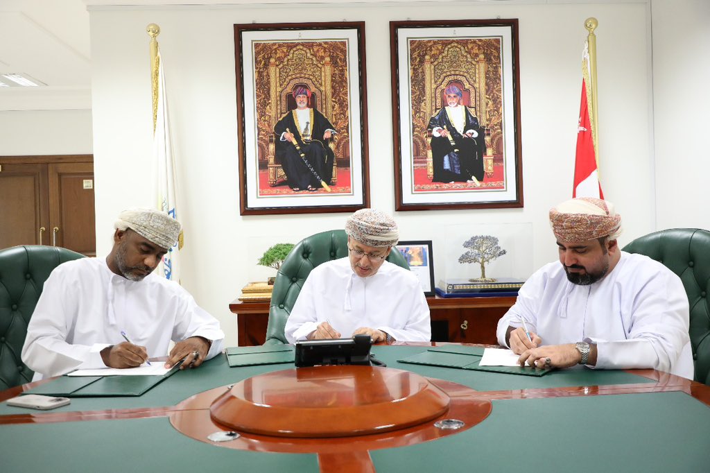 dh_university's tweet photo. #توقيع اتفاقية تعاون بحثي لاستخدام الخرسانة الإسفلتية المعاد تدويرها في رصف مستدام بمحافظة ظفار

وقع صباح اليوم أ.د عامر بن علي الرواس رئيس جامعة ظفار بالتعاون مع #وزارة النقل والاتصالات وتقنية المعلومات، والمديرية العامة للطرق والنقل البري، و #شركة عمان للبناء والمقاولات ش.م.م، اتفاقية تعاون بحثي تهدف إلى تطوير حلول مستدامة لرصف الطرق باستخدام الخرسانة الإسفلتية المعاد تدويرها.

ويأتي هذا المشروع كجزء من الجهود الرامية إلى تعزيز الاستدامة البيئية وتبني تقنيات مبتكرة في مجال البنية التحتية، بقيادة الدكتور بول أوكونكو والدكتور خالد الكاف من جامعة ظفار، وسيركز البحث على إعادة تدوير المواد الإسفلتية المستخدمة لتحسين جودة الطرق وتقليل البصمة الكربونية في قطاع الإنشاءات.

وفي تصريح لرئيس الجامعة حول هذه الاتفاقية يقول: هذه الاتفاقية تمثل خطوةً استراتيجيةً نحو تعزيز الابتكار والاستدامة في قطاع البنية التحتية، بما يتماشى مع رؤية عُمان 2040 وأهداف التنمية المستدامة، ونفخر بهذا التعاون الذي يجمع بين المؤسسات الأكاديمية والجهات الحكومية والقطاع الخاص، لبحث حلول عملية تسهم في تحسين جودة الطرق مع الحفاظ على البيئة. هذا المشروع البحثي، بقيادة فريق علمي متميز من جامعة ظفار، سيركز على إعادة تدوير المواد الإسفلتية لتقليل النفايات وخفض الانبعاثات الكربونية، مما يعكس التزامنا بالبحث التطبيقي الذي يلامس احتياجات المجتمع ويدعم الاقتصاد الوطني.

أما المهندس ثامر بن نصيب فرج بيت الشب  مدير عام مساعد للشؤون الفنية  بالمديرية العامة للطرق والنقل البري بمحافظة ظفار وزارة النقل والاتصالات وتقنية المعلومات: هذه الاتفاقية والتعاون مع جامعة ظفار سوف تدخل في مجال الطرق، والمشاكل والصعوبات التي تواجهها الطرق في محافظة ظفار بشكل عام فالطبيعة في محافظة ظفار مختلفة ومتنوعة من حيث الجبال والصحاري والسهول وغيرها فلذلك لدينا تنوع في أنواع التربة، فبالتعاون مع جامعة ظفار للتعاون حول البحوث العلمية لحل هذه المشاكل وتفاديها ولهذا التعاون فائدة للوزارة بشكل عام والجامعة، بالاشتراك مع شركة عمان للبناء وهي الشركة المنفذة للمشاريع فالمقاول بشكل عام له تجربة مع الصعوبات، وبالتالي التعاون سيثمر أن ايجاد حلول مشتركة من قبل الجميع.

ويضيف المهندس عوض مسلم سالم مسن نائب رئيس مجلس الإدارة للمشاريع بشركة عمان للبناء والمقاولات     لنا عظيم الشرف التعاون والتوقيع مع جامعة ظفار مثل هذه الاتفاقيات التي تخدم الجميع وخاصة جامعة ظفار التي تستحق منا الدعم والمبادرة بما يخدم العملية التعليمية وأبنائنا الطلبة هنا، ويعد هذا التعاون بين الجانبين خطوةً نوعيةً تُعزز التكامل بين القطاعين الأكاديمي والصناعي، حيث يفتح آفاقاً لتدريب وتبادل الخبرات وتطوير الكفاءات وخاصة ما يتعلق بطلبة كلية الهندسة ،  إذ ستوفر الشركة للطلاب فرصاً تدريبيةً عمليةً في مشاريع الشركة الرائدة، مما يعزز مهاراتهم ويكسبهم الخبرات اللازمة لسوق العمل. في المقابل، ستستفيد الشركة من الكفاءات الشابة الموهوبة، والتي ستسهم بدورها في دفع عجلة الابتكار والإنجاز ضمن مشاريعها التنموية. كما أن مثل هذه الاتفاقيات تُرسي دعائم التعاون المستدام، وتُشكل جسراً للشراكات المستقبلية التي تخدم أهداف التنمية واقتصاد المعرفة.

أما الدكتور دكتور خالد احمد حفيظ الكاف  استاذ مساعد بكلية الهندسة بجامعة ظفار فيقول: ستسهم هذه الاتفاقية والمشروع على تطوير واختبار واقتراح منهجيات جديدة وتقنيات تحسين لاستخدام في ظروف سلطنة عمان المناخية والبيئية واللوجستية، بما يضمن أداءه في الطرق الحضرية والريفية على حد سواء. وسيكون المشروع قائمًا على تحقيقات مخبرية وتجارب ميدانية لقياس القوة والمتانة والفعالية من حيث التكلفة الخرسانة الاسفلتية المعاد تدويرها
 في ظل الظروف المناخية والمرورية القاسية في سلطنة عمان. كما سيتم دراسة التأثيرات البيئية طويلة الأجل من حيث الاستدامة الشاملة والانبعاثات الكربونية، مع التركيز على تقليل النفايات الموجهة إلى المكبات. ويضيف الكاف أن الهدف العام للمشروع هو تطوير إرشادات شاملة ووثائق أفضل الممارسات التي يمكن استخدامها من قبل الجهات الحكومية المعنية وشركات الإنشاء والمخططين الحضريين لإدماج  الخرسانة الاسفلتية المعاد تدويرها في المشاريع المستقبلية في جميع أنحاء البلاد.
