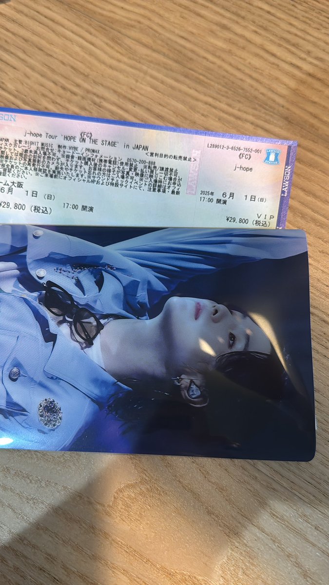 緊張して中々発券に行けず…
今、やっと行ってきた✨
コンサート初なんで座席見ても分からず😂
生ホビ拝めますように🍀*゜
それにしても分からん事だらけ💦
FCのトレカはサウチェの後でも貰えるのかな？その場所にも出ていけないのかな？
何時に予約したら??

 #HOPE_ON_THE_STAGE_TOUR