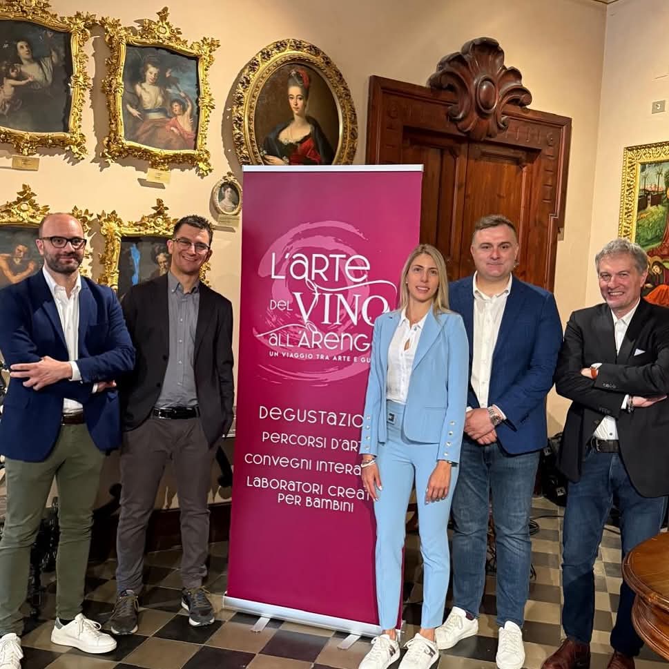 ViniPiceni's tweet image. Il 25 maggio, il Consorzio è stato protagonista de L’Arte del Vino all’Arengo con il convegno Cultura d’impresa per nuove opportunità di mercato: dealcolati ed enoturismo. Numerosi soci hanno offerto i propri vini, permettendo di assaporareil valore delle #DOC e #DOCG tutelate