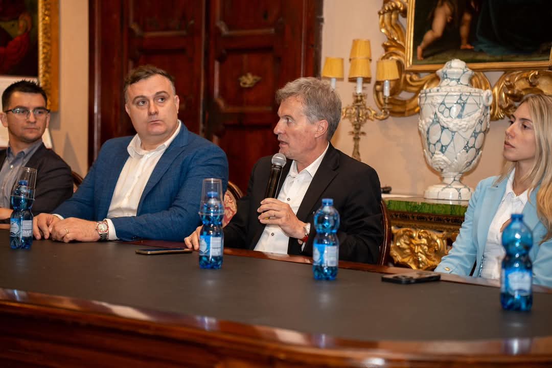 ViniPiceni's tweet image. Il 25 maggio, il Consorzio è stato protagonista de L’Arte del Vino all’Arengo con il convegno Cultura d’impresa per nuove opportunità di mercato: dealcolati ed enoturismo. Numerosi soci hanno offerto i propri vini, permettendo di assaporareil valore delle #DOC e #DOCG tutelate