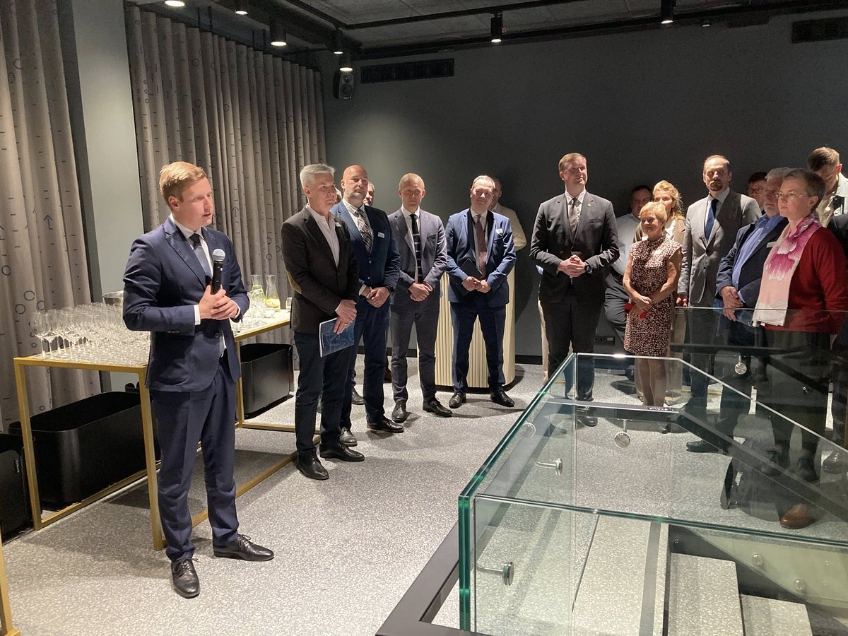 Estonian Business Hub in Riga is officially open for business! Ministers <a href="/ErkkiKeldo/">Erkki Keldo</a> and <a href="/ViktorsValainis/">Viktors Valainis</a> not only cut the ribbon but also presented Livonian award to <a href="/boltapp/">Bolt</a>,  Ausma Media and E-Piim!