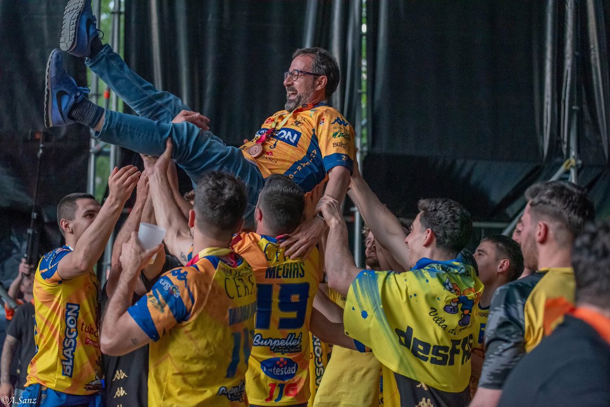 El 𝘀𝘂𝗲ñ𝗼 se cumplió. El corazón 𝐥𝐚𝐭𝐢ó más fuerte que nunca. El 𝗱𝗲𝘀𝘁𝗶𝗻𝗼 puso al Villa de Aranda en su lugar. En <a href="/ASOBAL/">ASOBAL</a> 💛

Un año del día que la historia se tiñó de 𝗮𝗺𝗮𝗿𝗶𝗹𝗹𝗼 💫

📸 Arturo Sanz