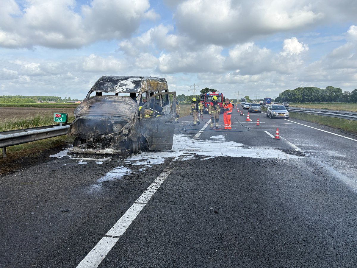 Brandend voertuig beschadigt asfalt A73