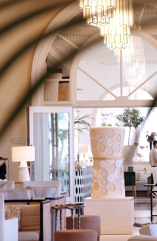 .#MylèneFarmer fait partie des artistes qui ont signé une oeuvre d'art très originale de Karen Swami qui trônait dans le Carlton Cannes <a href="/CarltonCannes/">CarltonCannes</a>