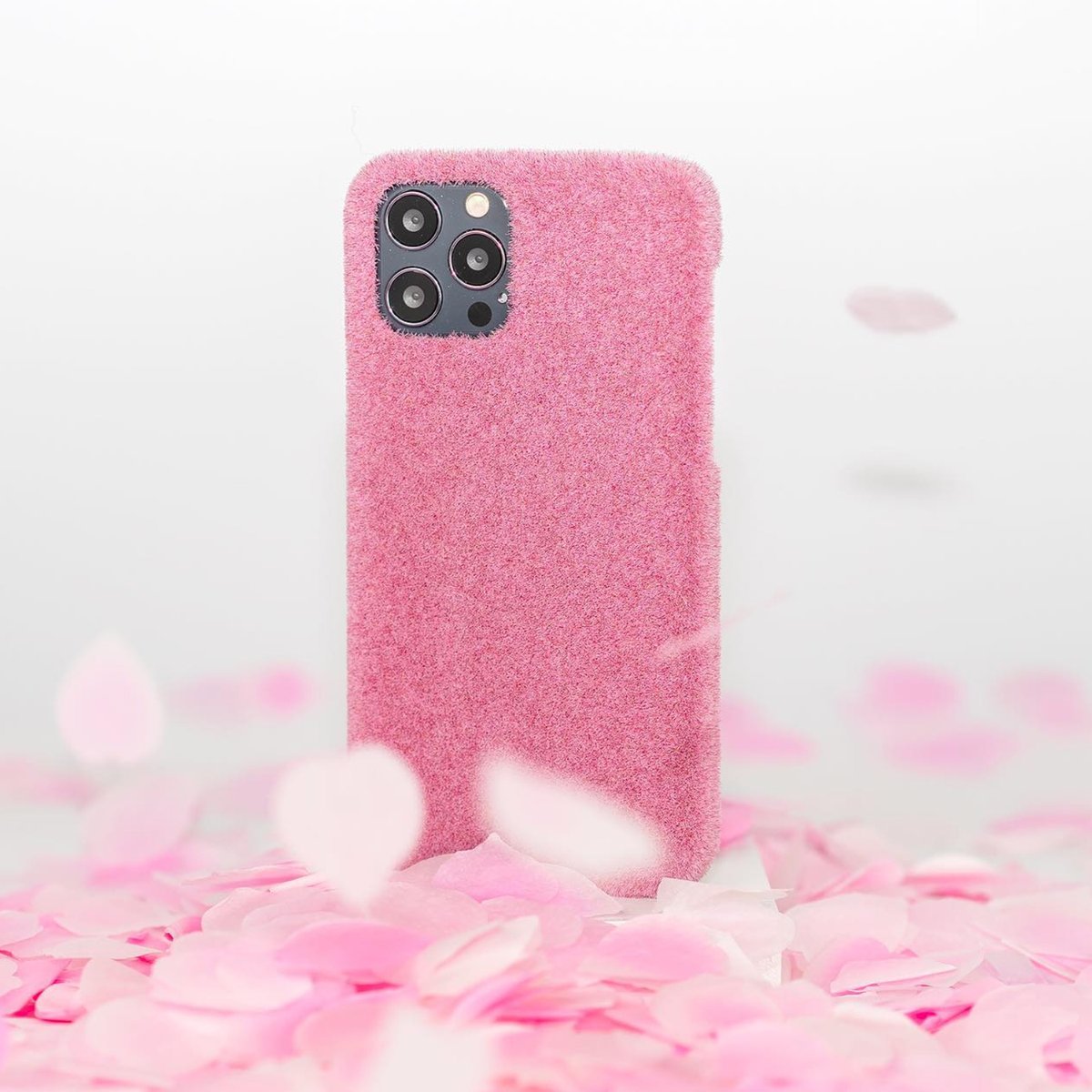 shibaful's tweet photo. Naomi Osaka's Sakura iPhone Case at Roland Garros 🌸

#Sakura #iPhonecase #RolandGarros📷 #Shibaful https://t.co/miHswZ0mWP