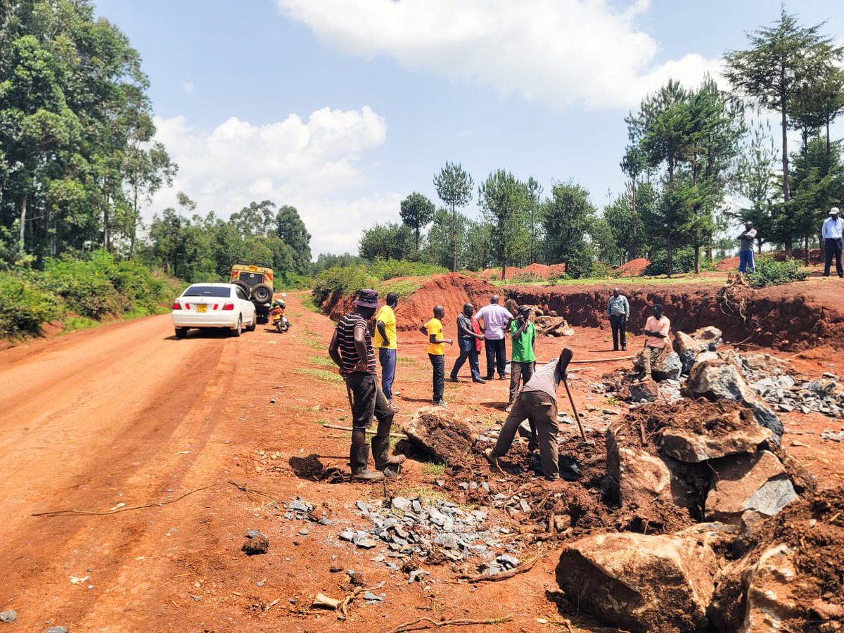 We are implementing a lasting solution to the frequently damaged section of Kogo-Brigidier (Sango ward).

Installation of gabions to control erosion and reinforce the road pavement against heavy rainfall.