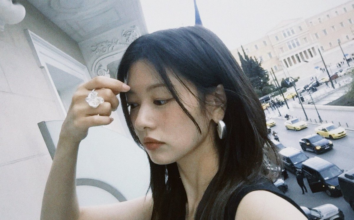 这侧脸也太绝了 真是天选颜值