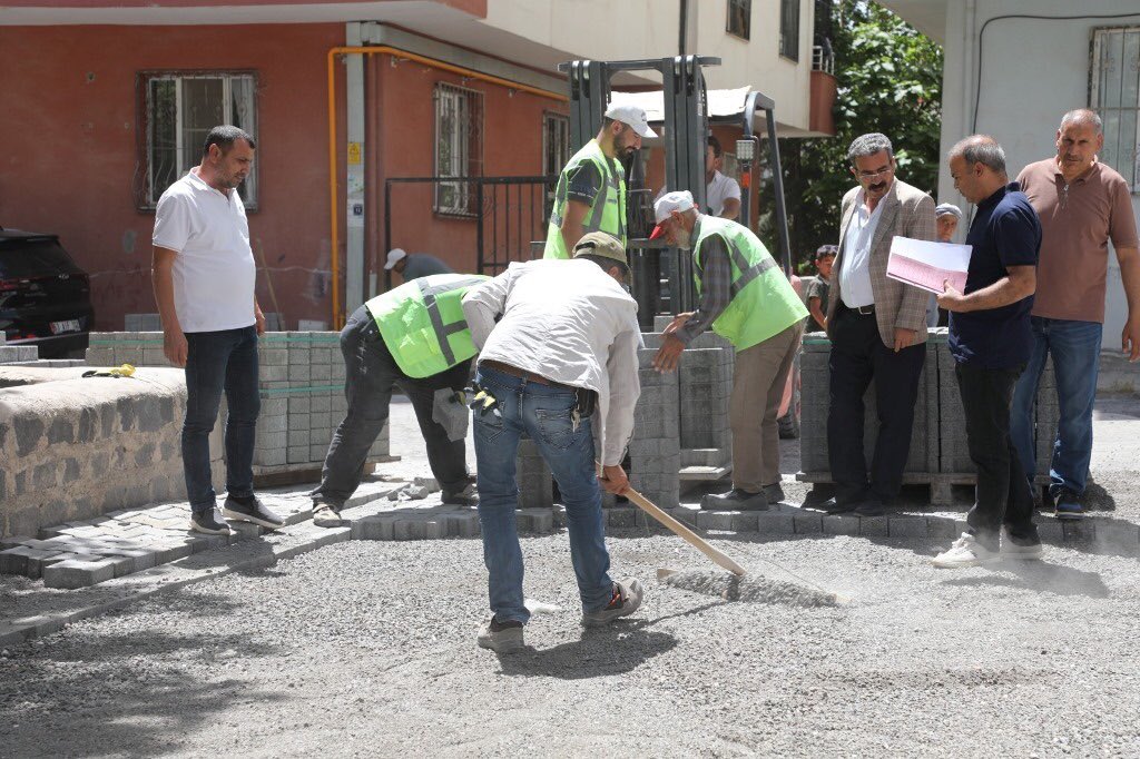 VİRANŞEHİR’DE SOKAKLAR YENİLENİYOR, ULAŞIM RAHATLIYOR

Viranşehir Belediyesi Fen İşleri Müdürlüğü, ilçe genelinde vatandaşların daha güvenli, konforlu ve modern bir ulaşım hizmeti alabilmesi için yol yenileme çalışmalarını tüm hızıyla sürdürüyor. Mevsim şartlarının elverişli hale