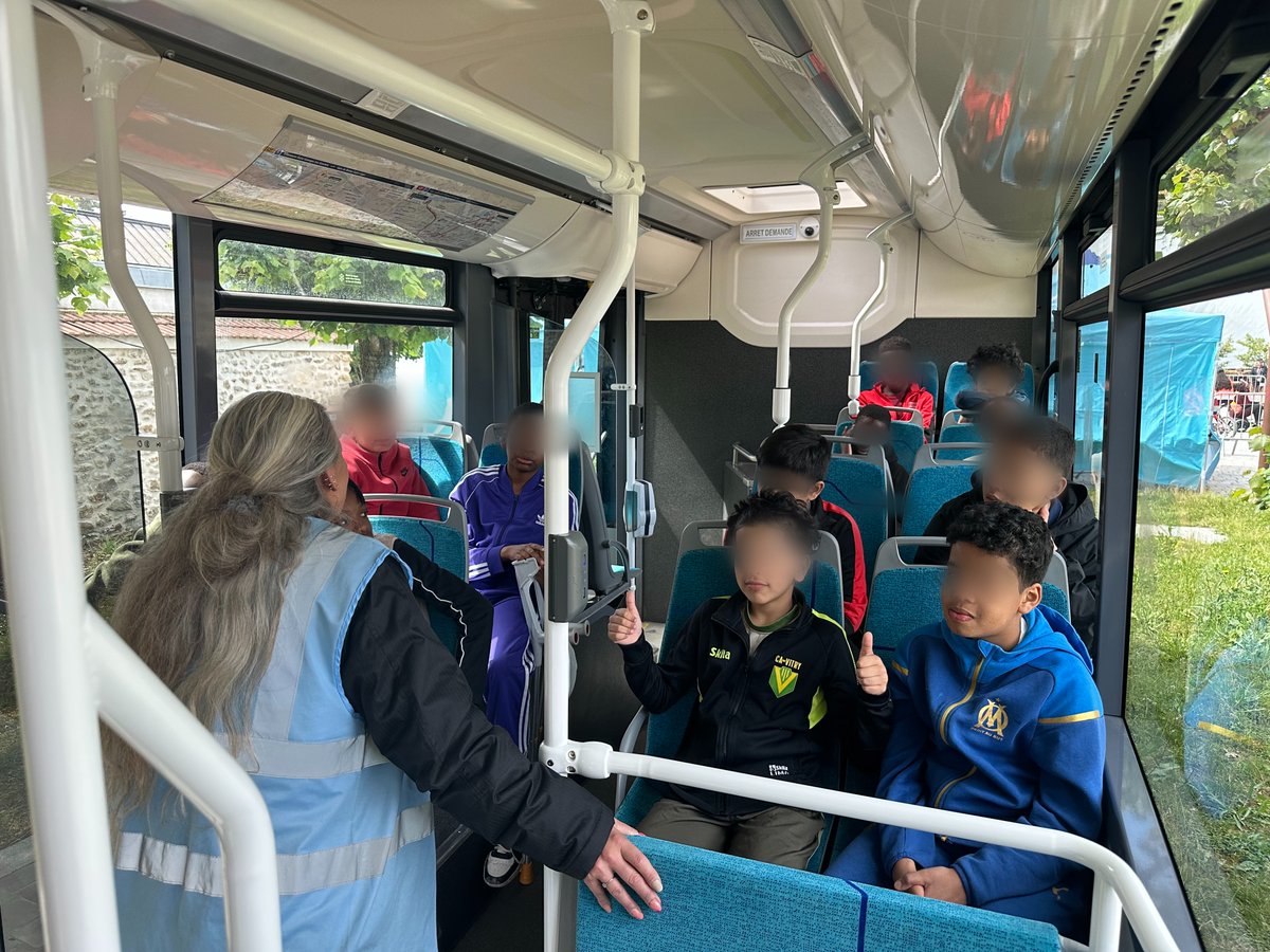 MarneSeine_IDFM's tweet photo. Le 22 et 23 mai nous étions au Village de la Sécurité Routière à #Valenton sur le parvis du Château Parc Jacques Chirac. Les jeunes ont pu se mettre à la place des conducteurs de bus, comprendre les bons comportements à adopter et les dangers à éviter. #SécuritéRoutière #Transdev https://t.co/PuyhlqbFnV