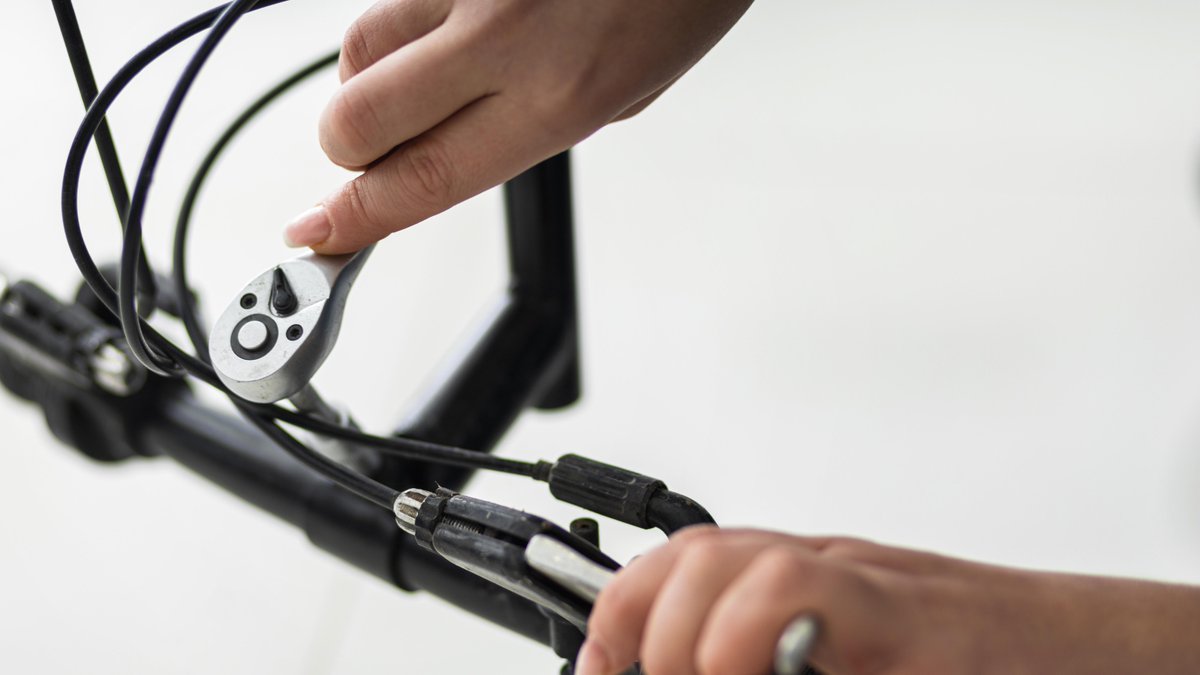 ¿Cómo mejorar tu bici?  En este taller se aprenderán las piezas que conforman la bicicleta y en cuáles de ellas es necesario invertir para sacar el máximo rendimiento, ya sea en carretera o en montaña.
Regalo de aceite lubricante a cada asistente.
sie.fer.es/jornadas.php?a…