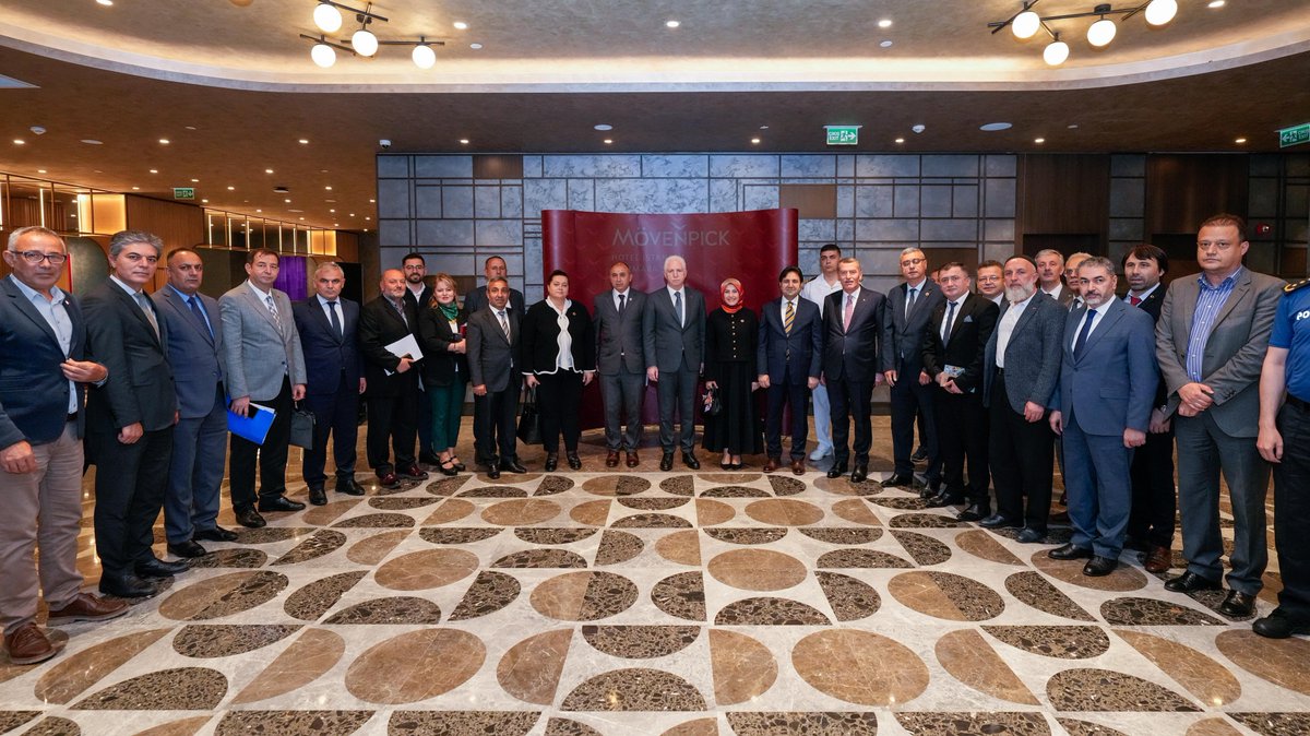 #Zeytinburnu İlçesi Muhtarlar Toplantısı, Valimiz Davut Gül’ün başkanlığında yapıldı.

Toplantıda;

✅Zeytinburnu ile ilgili güncel meseleler ve çözüm önerilerine ilişkin istişarelerde bulunuldu.

<a href="/gul_davut/">Davut GÜL</a>

#İstanbul🇹🇷