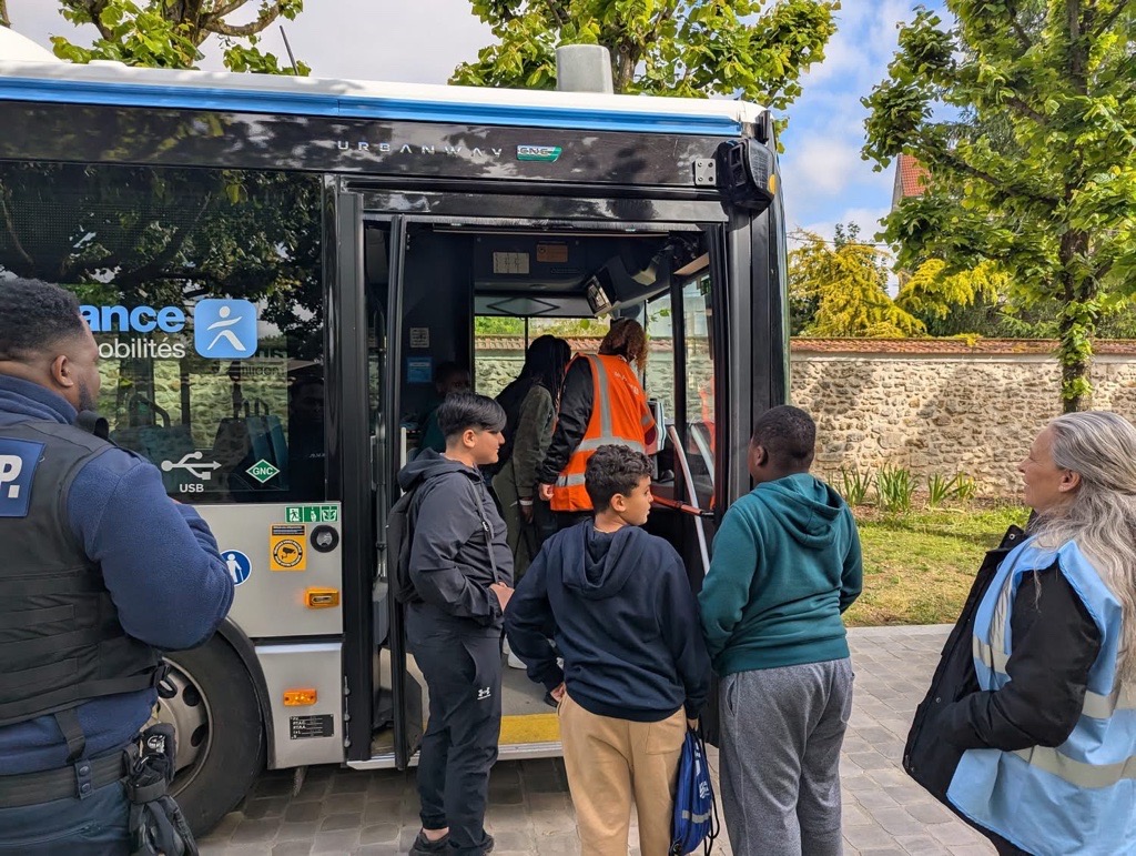 MarneSeine_IDFM's tweet photo. Le 22 et 23 mai nous étions au Village de la Sécurité Routière à #Valenton sur le parvis du Château Parc Jacques Chirac. Les jeunes ont pu se mettre à la place des conducteurs de bus, comprendre les bons comportements à adopter et les dangers à éviter. #SécuritéRoutière #Transdev https://t.co/PuyhlqbFnV