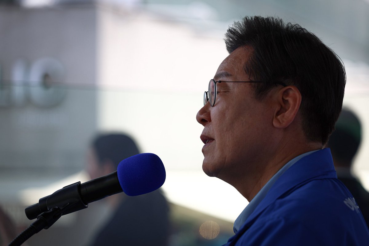 anngwiryeong's tweet image. 무더운 날씨에도 내란 종식과 정권 교체에 대한 염원으로 끝까지 자리를 지켜주신 국민 여러분께 진심으로 감사드립니다. 남은 일주일, 이재명 후보와 함께 더 힘차게 뛰겠습니다.

이제부터 진짜 대한민국, 지금은 이재명입니다.