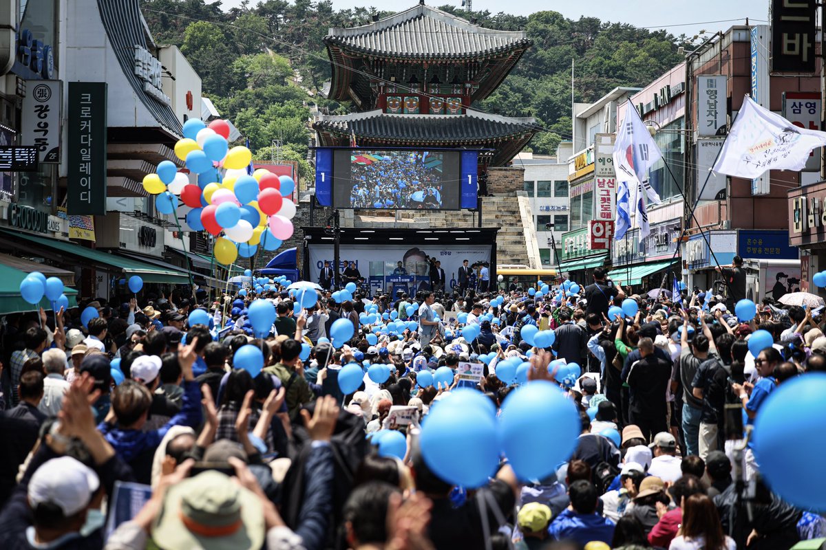 anngwiryeong's tweet image. 무더운 날씨에도 내란 종식과 정권 교체에 대한 염원으로 끝까지 자리를 지켜주신 국민 여러분께 진심으로 감사드립니다. 남은 일주일, 이재명 후보와 함께 더 힘차게 뛰겠습니다.

이제부터 진짜 대한민국, 지금은 이재명입니다.