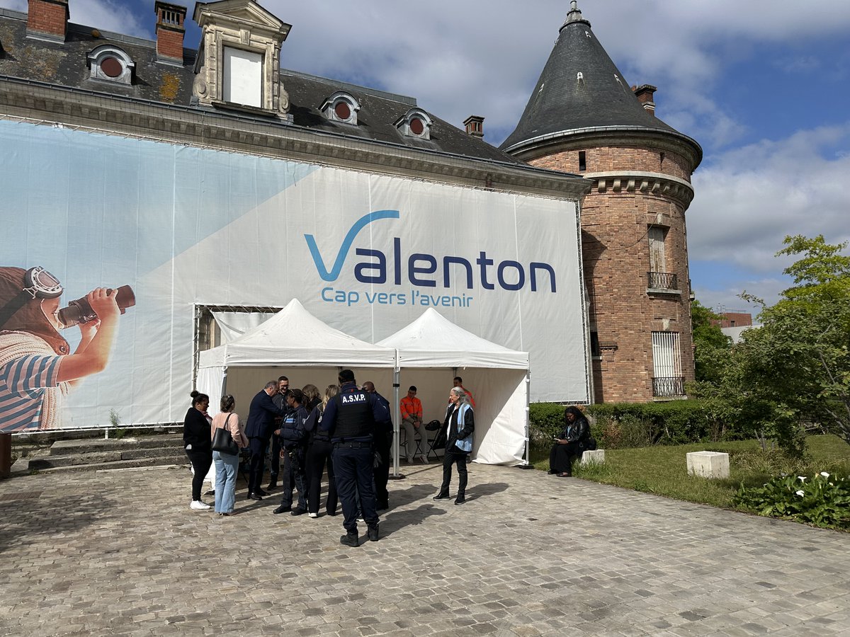 MarneSeine_IDFM's tweet photo. Le 22 et 23 mai nous étions au Village de la Sécurité Routière à #Valenton sur le parvis du Château Parc Jacques Chirac. Les jeunes ont pu se mettre à la place des conducteurs de bus, comprendre les bons comportements à adopter et les dangers à éviter. #SécuritéRoutière #Transdev https://t.co/PuyhlqbFnV